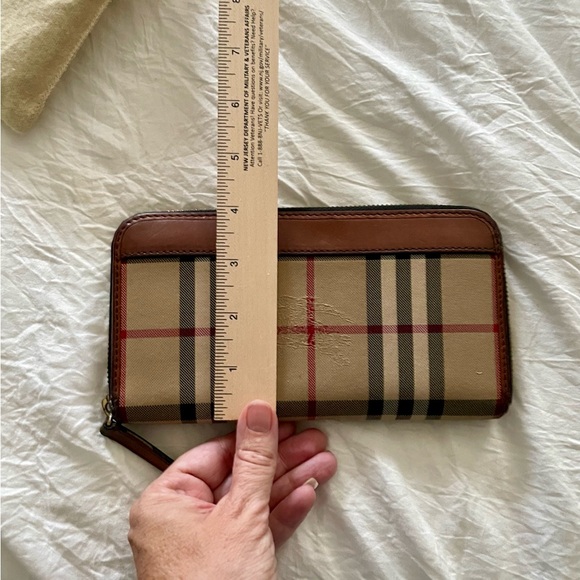 Like New! Authentic Burberry Wallet - Picture 11 of 15